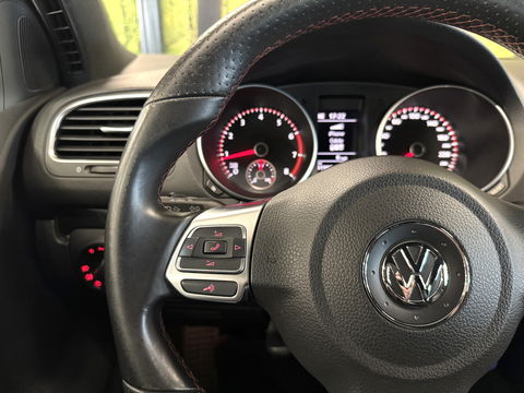 Volkswagen Golf 2.0 GTI | Leder | Navigatie | Bluetooth | Cruise Control | Airconditioning | Parkeersensoren | Xenon | Multifunctioneel Stuurwiel | Elektrische Spiegels | Isofix | 17" Lichtmetaal |