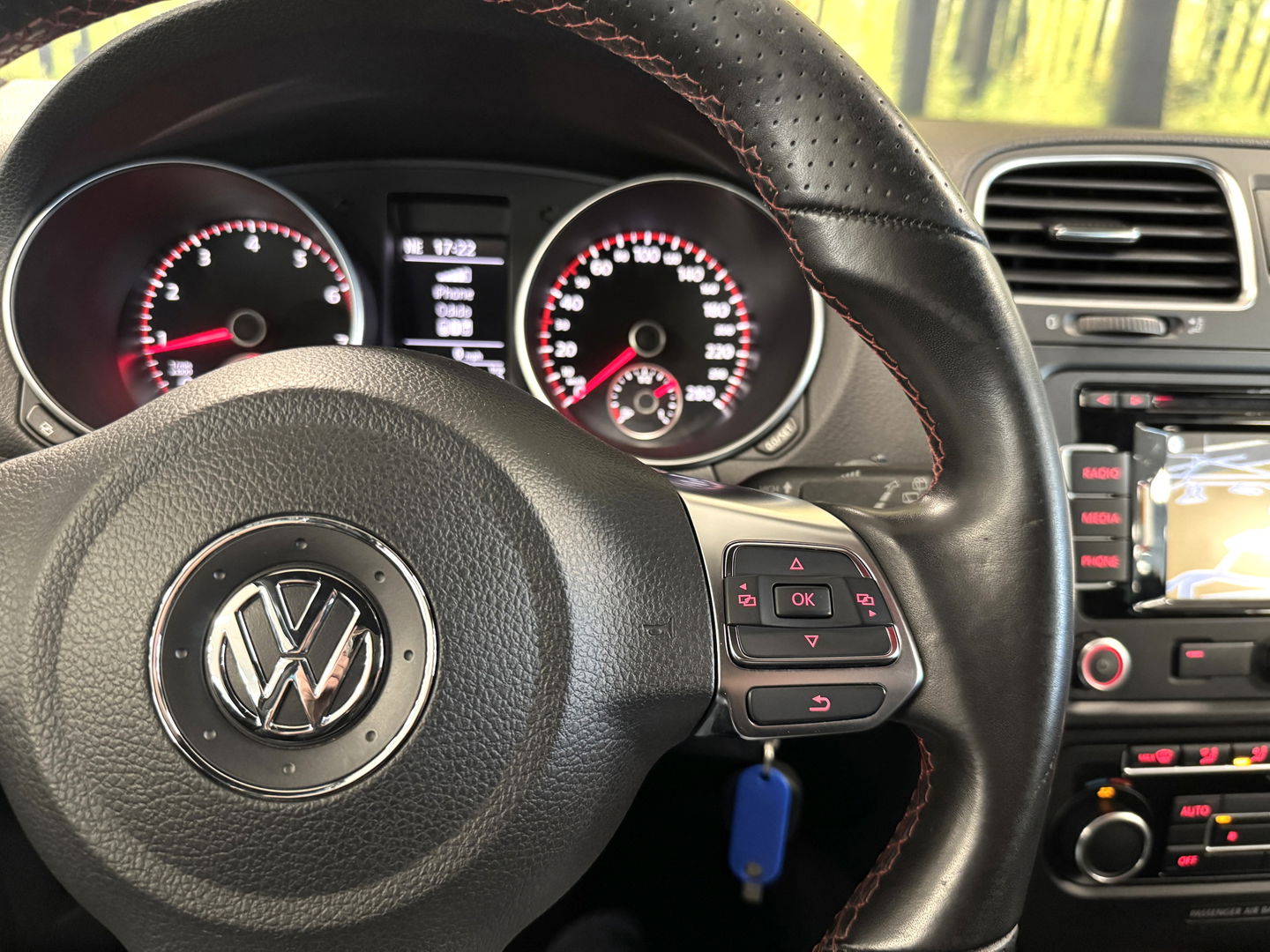 Volkswagen Golf 2.0 GTI | Leder | Navigatie | Bluetooth | Cruise Control | Airconditioning | Parkeersensoren | Xenon | Multifunctioneel Stuurwiel | Elektrische Spiegels | Isofix | 17" Lichtmetaal |