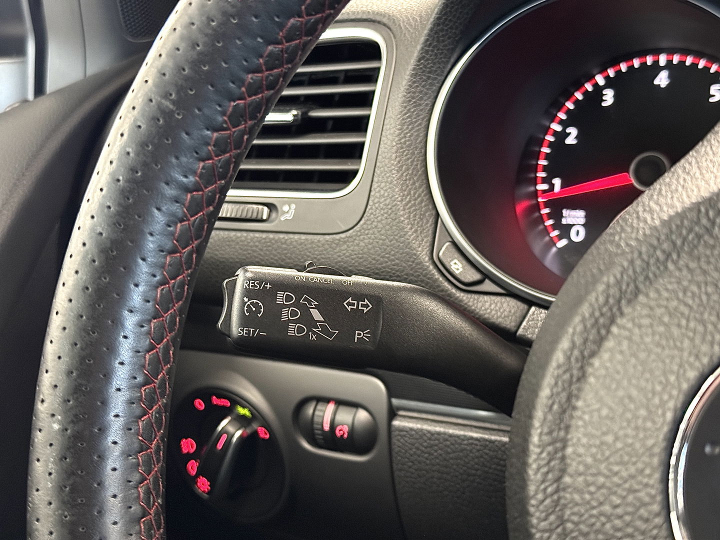 Volkswagen Golf 2.0 GTI | Leder | Navigatie | Bluetooth | Cruise Control | Airconditioning | Parkeersensoren | Xenon | Multifunctioneel Stuurwiel | Elektrische Spiegels | Isofix | 17" Lichtmetaal |