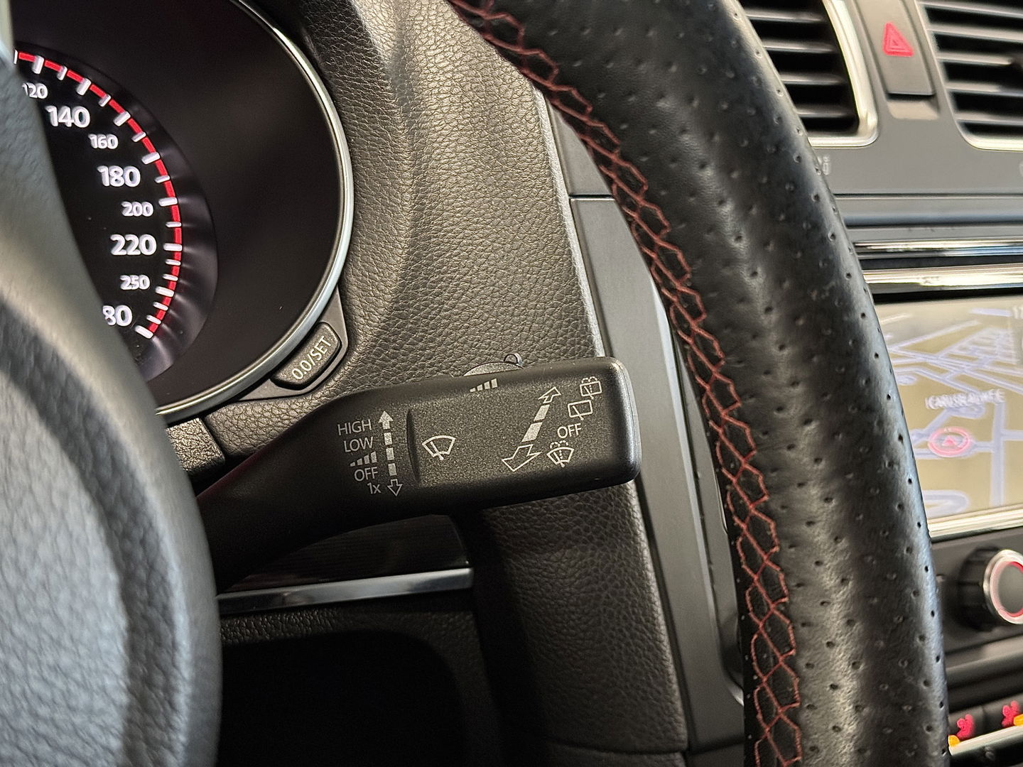 Volkswagen Golf 2.0 GTI | Leder | Navigatie | Bluetooth | Cruise Control | Airconditioning | Parkeersensoren | Xenon | Multifunctioneel Stuurwiel | Elektrische Spiegels | Isofix | 17" Lichtmetaal |