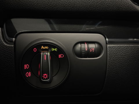 Volkswagen Golf 2.0 GTI | Leder | Navigatie | Bluetooth | Cruise Control | Airconditioning | Parkeersensoren | Xenon | Multifunctioneel Stuurwiel | Elektrische Spiegels | Isofix | 17" Lichtmetaal |