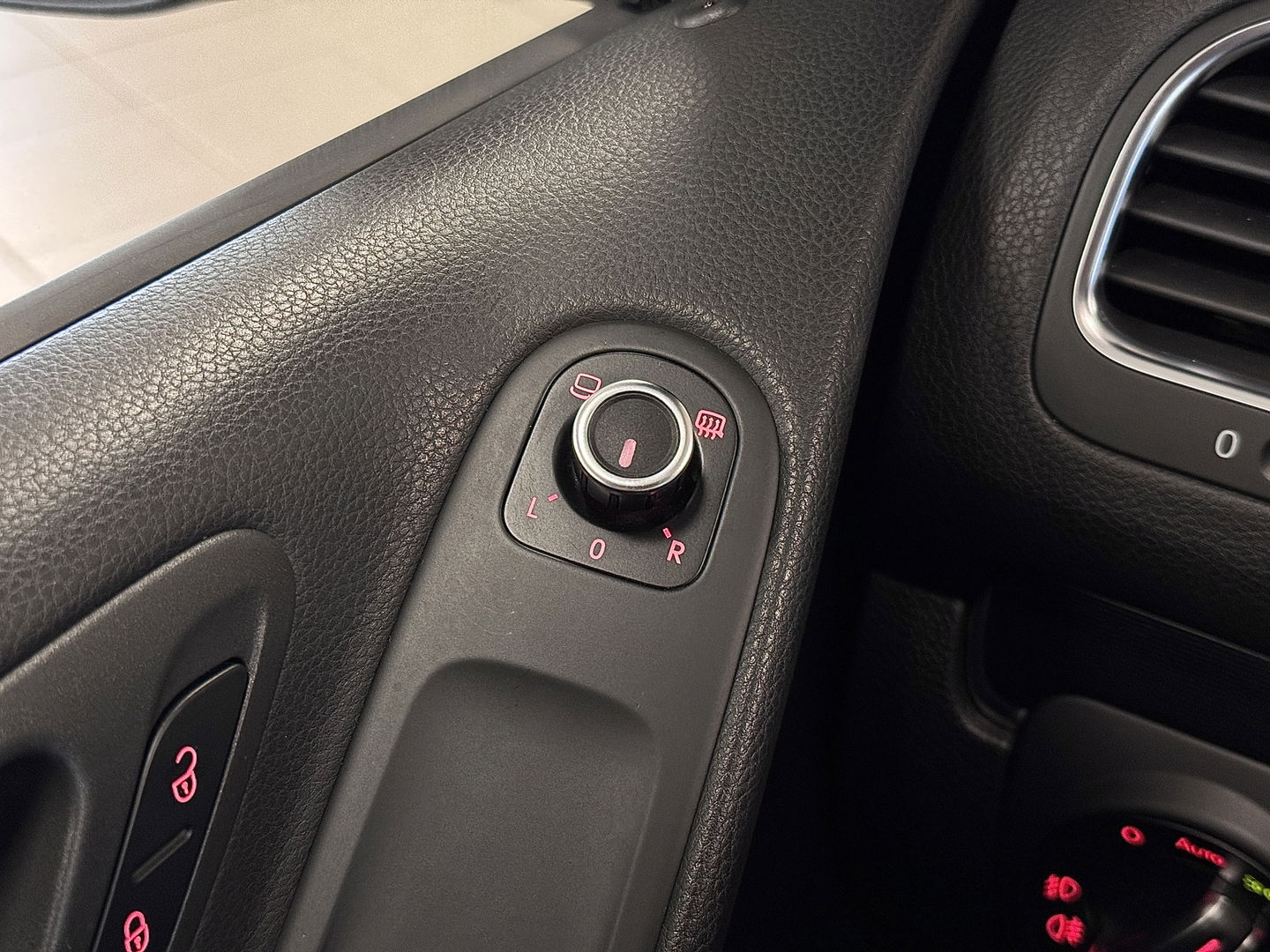 Volkswagen Golf 2.0 GTI | Leder | Navigatie | Bluetooth | Cruise Control | Airconditioning | Parkeersensoren | Xenon | Multifunctioneel Stuurwiel | Elektrische Spiegels | Isofix | 17" Lichtmetaal |
