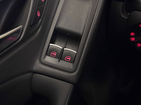 Volkswagen Golf 2.0 GTI | Leder | Navigatie | Bluetooth | Cruise Control | Airconditioning | Parkeersensoren | Xenon | Multifunctioneel Stuurwiel | Elektrische Spiegels | Isofix | 17" Lichtmetaal |