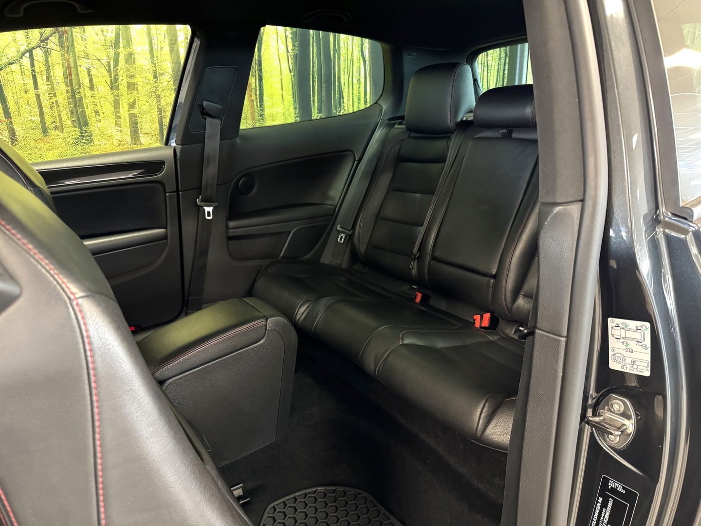 Volkswagen Golf 2.0 GTI | Leder | Navigatie | Bluetooth | Cruise Control | Airconditioning | Parkeersensoren | Xenon | Multifunctioneel Stuurwiel | Elektrische Spiegels | Isofix | 17" Lichtmetaal |