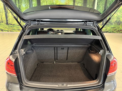 Volkswagen Golf 2.0 GTI | Leder | Navigatie | Bluetooth | Cruise Control | Airconditioning | Parkeersensoren | Xenon | Multifunctioneel Stuurwiel | Elektrische Spiegels | Isofix | 17" Lichtmetaal |