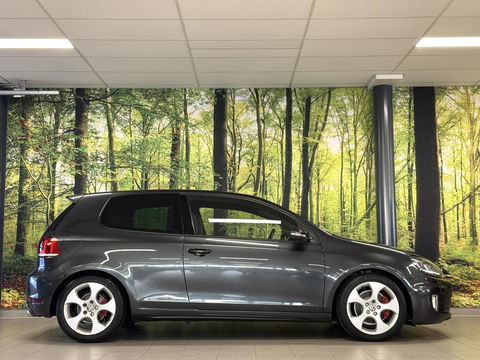 Volkswagen Golf 2.0 GTI | Leder | Navigatie | Bluetooth | Cruise Control | Airconditioning | Parkeersensoren | Xenon | Multifunctioneel Stuurwiel | Elektrische Spiegels | Isofix | 17" Lichtmetaal |