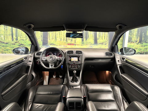 Volkswagen Golf 2.0 GTI | Leder | Navigatie | Bluetooth | Cruise Control | Airconditioning | Parkeersensoren | Xenon | Multifunctioneel Stuurwiel | Elektrische Spiegels | Isofix | 17" Lichtmetaal |