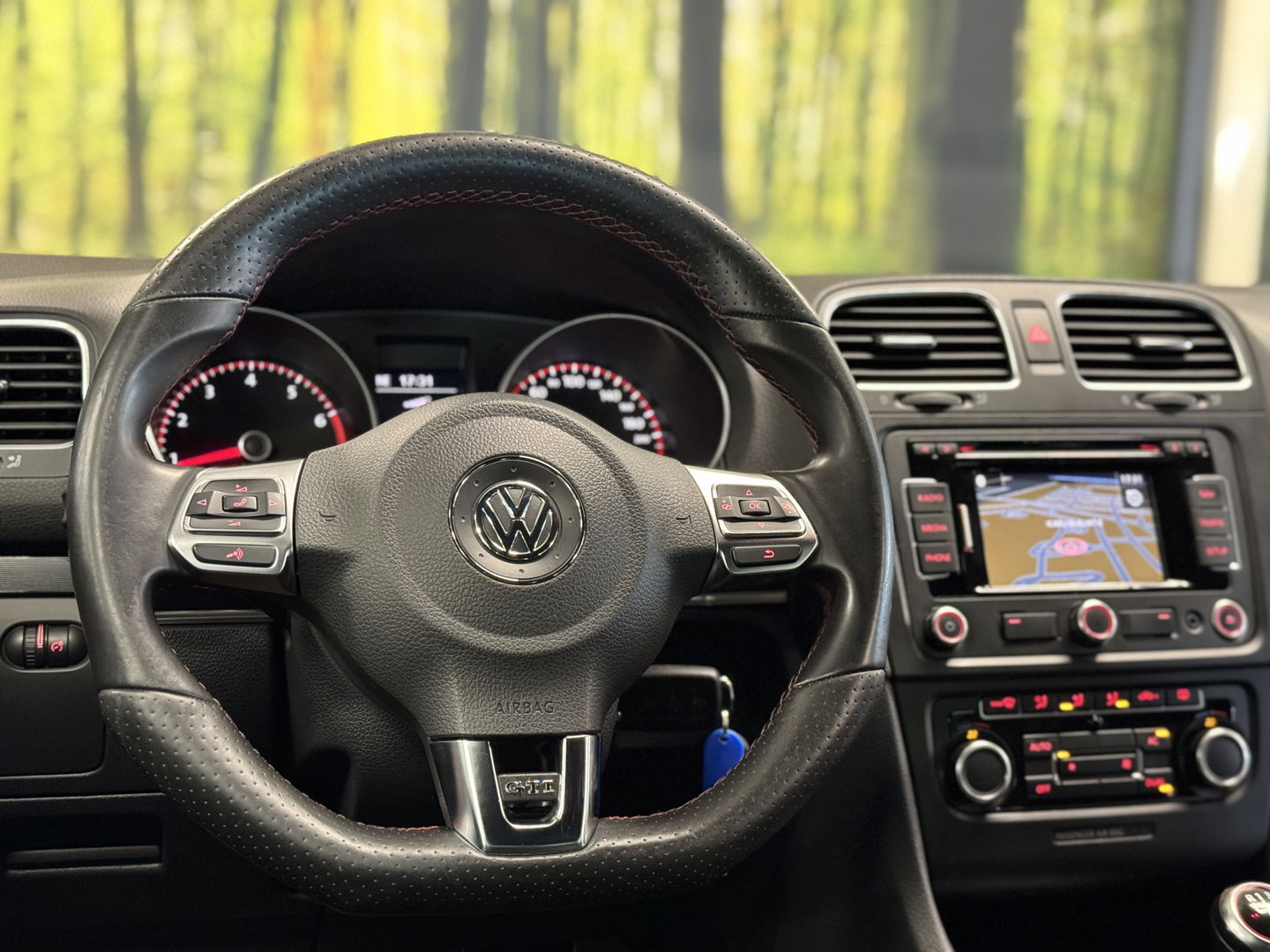 Volkswagen Golf 2.0 GTI | Leder | Navigatie | Bluetooth | Cruise Control | Airconditioning | Parkeersensoren | Xenon | Multifunctioneel Stuurwiel | Elektrische Spiegels | Isofix | 17" Lichtmetaal |