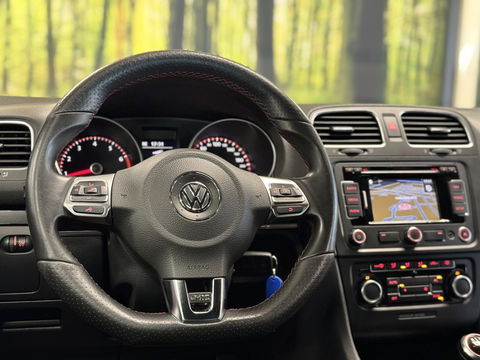 Volkswagen Golf 2.0 GTI | Leder | Navigatie | Bluetooth | Cruise Control | Airconditioning | Parkeersensoren | Xenon | Multifunctioneel Stuurwiel | Elektrische Spiegels | Isofix | 17" Lichtmetaal |
