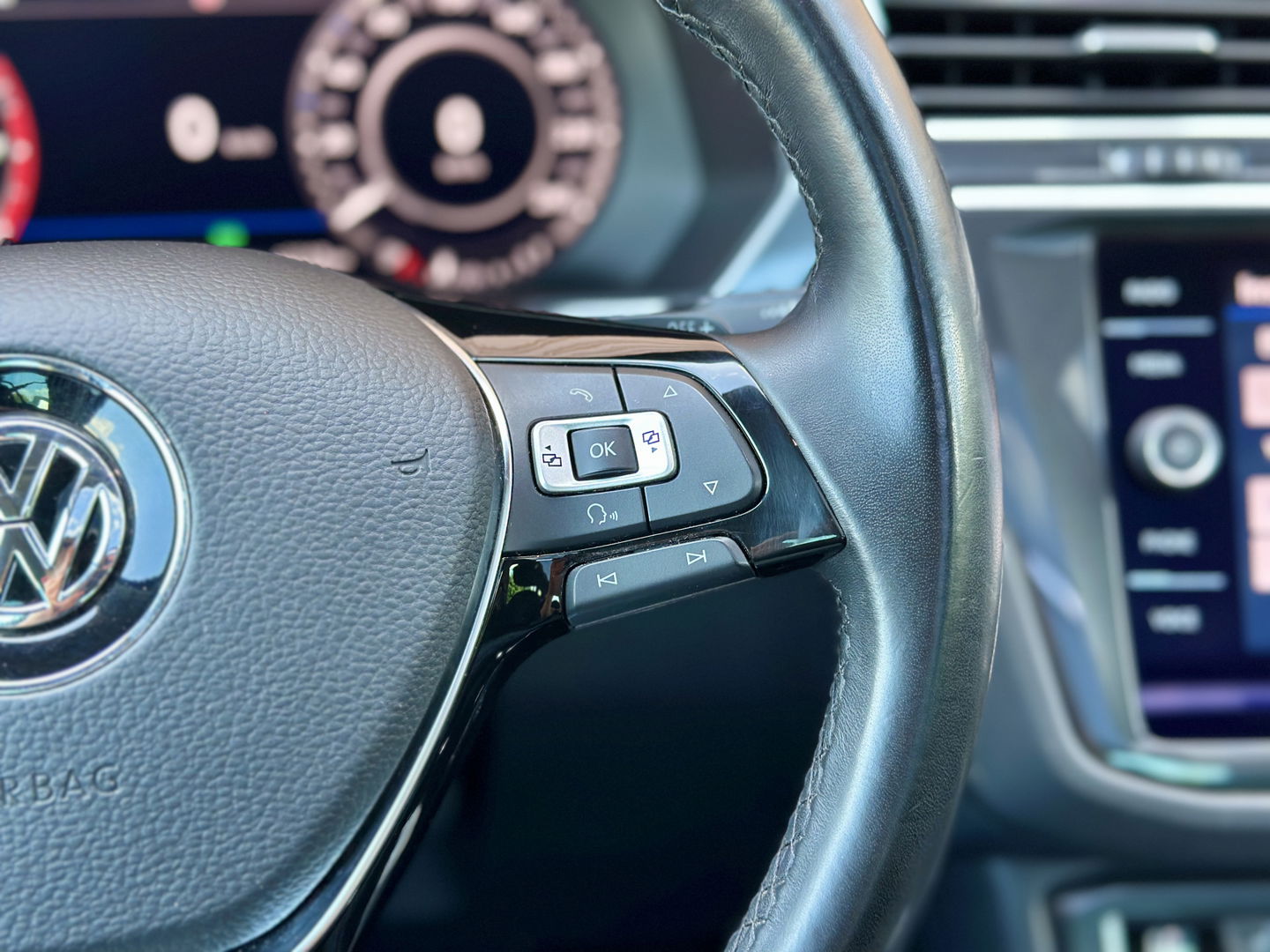 Volkswagen Tiguan 1.4 TSI ACT R-line | Panoramadak | Adaptive Cruise Control | Achteruitrijcamera | Keyless Go/Entry | Stoelverwarming | Bluetooth | DAB |