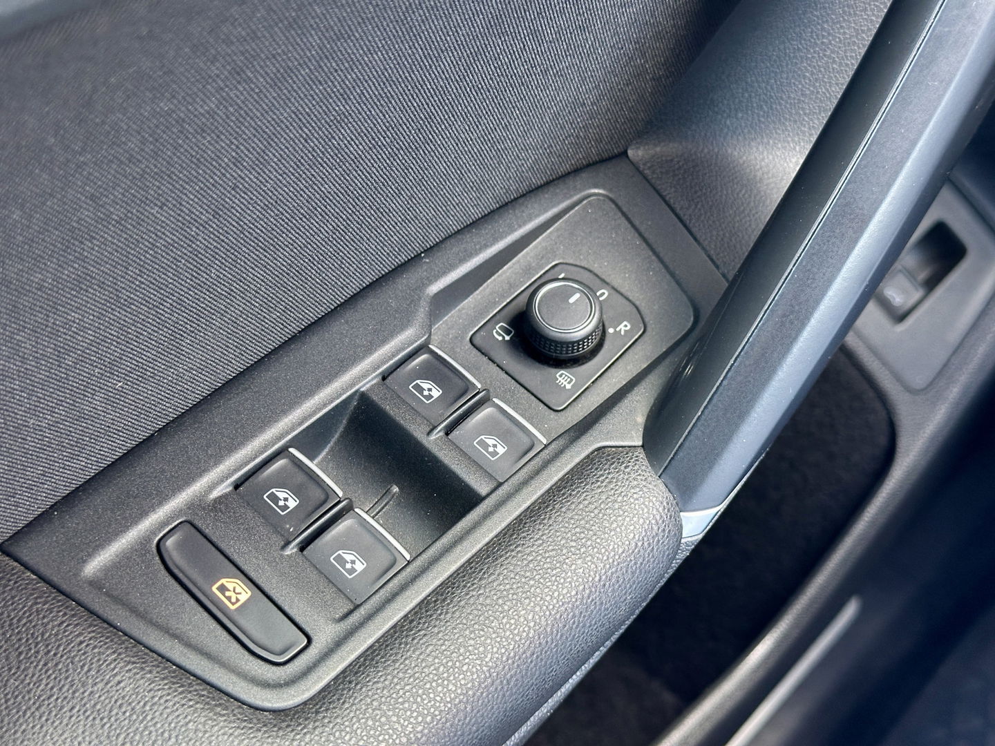 Volkswagen Tiguan 1.4 TSI ACT R-line | Panoramadak | Adaptive Cruise Control | Achteruitrijcamera | Keyless Go/Entry | Stoelverwarming | Bluetooth | DAB |