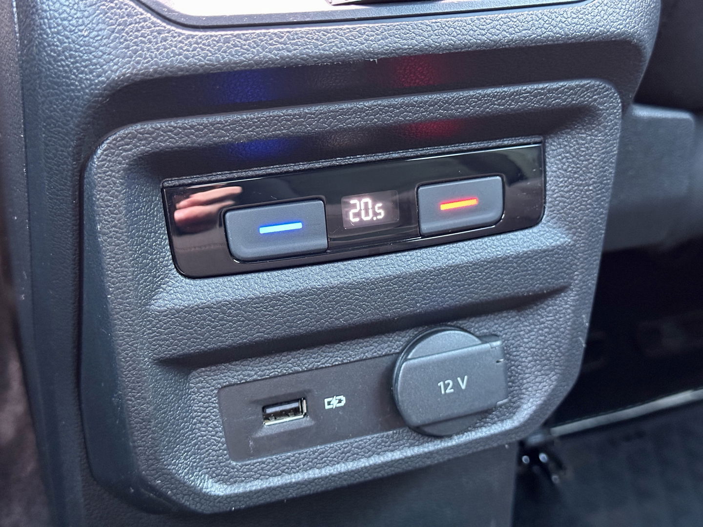 Volkswagen Tiguan 1.4 TSI ACT R-line | Panoramadak | Adaptive Cruise Control | Achteruitrijcamera | Keyless Go/Entry | Stoelverwarming | Bluetooth | DAB |