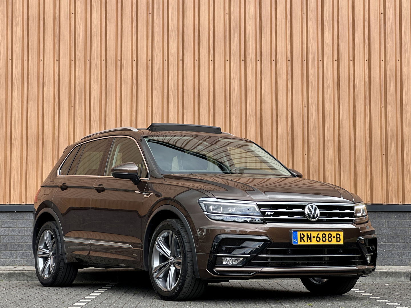 Volkswagen Tiguan 1.4 TSI ACT R-line | Panoramadak | Adaptive Cruise Control | Achteruitrijcamera | Keyless Go/Entry | Stoelverwarming | Bluetooth | DAB |