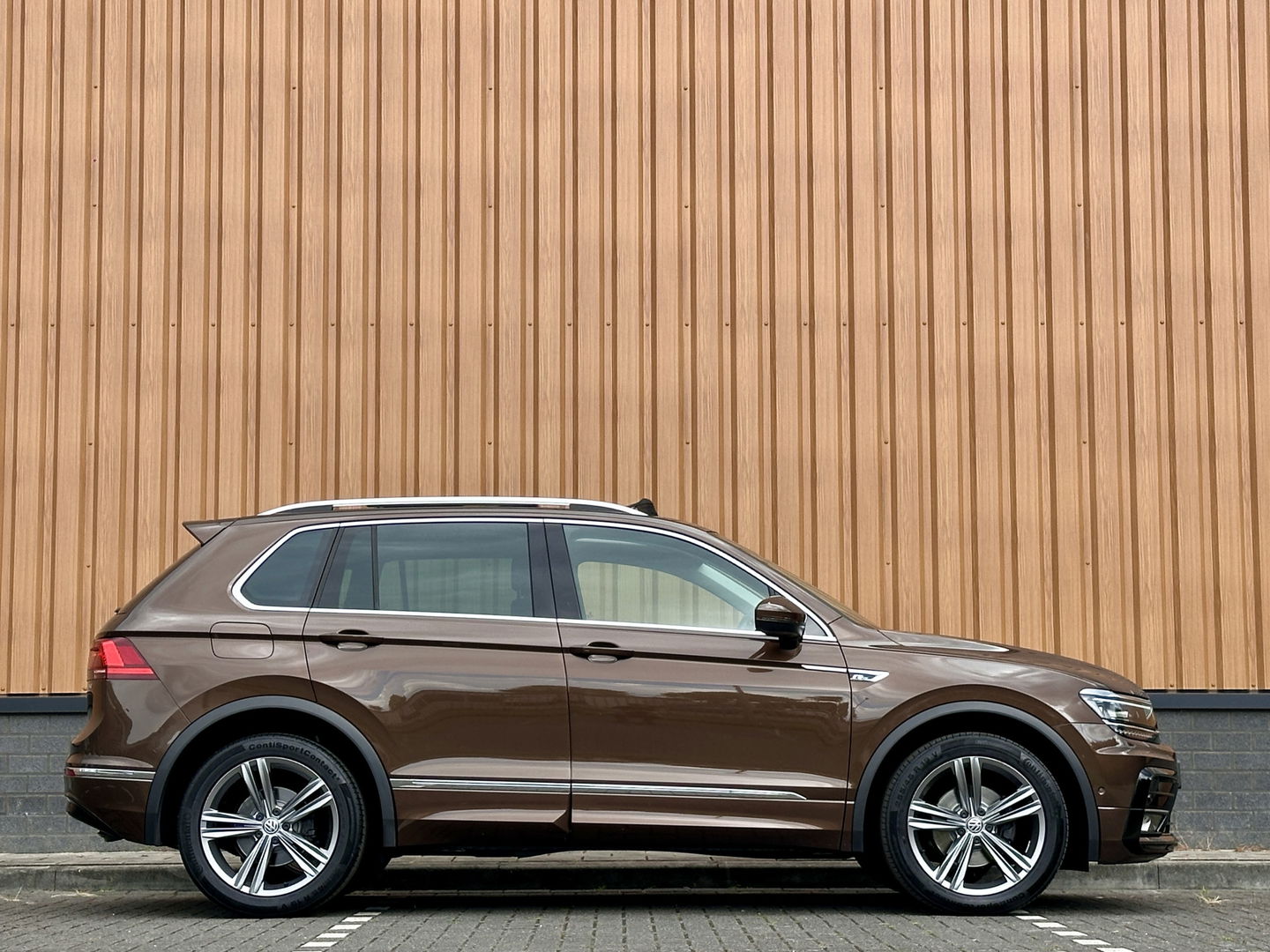 Volkswagen Tiguan 1.4 TSI ACT R-line | Panoramadak | Adaptive Cruise Control | Achteruitrijcamera | Keyless Go/Entry | Stoelverwarming | Bluetooth | DAB |