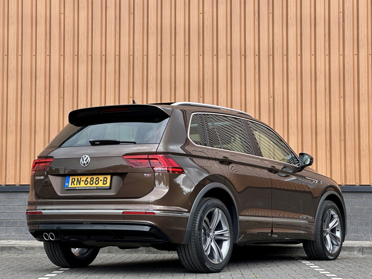 Volkswagen Tiguan 1.4 TSI ACT R-line | Panoramadak | Adaptive Cruise Control | Achteruitrijcamera | Keyless Go/Entry | Stoelverwarming | Bluetooth | DAB |