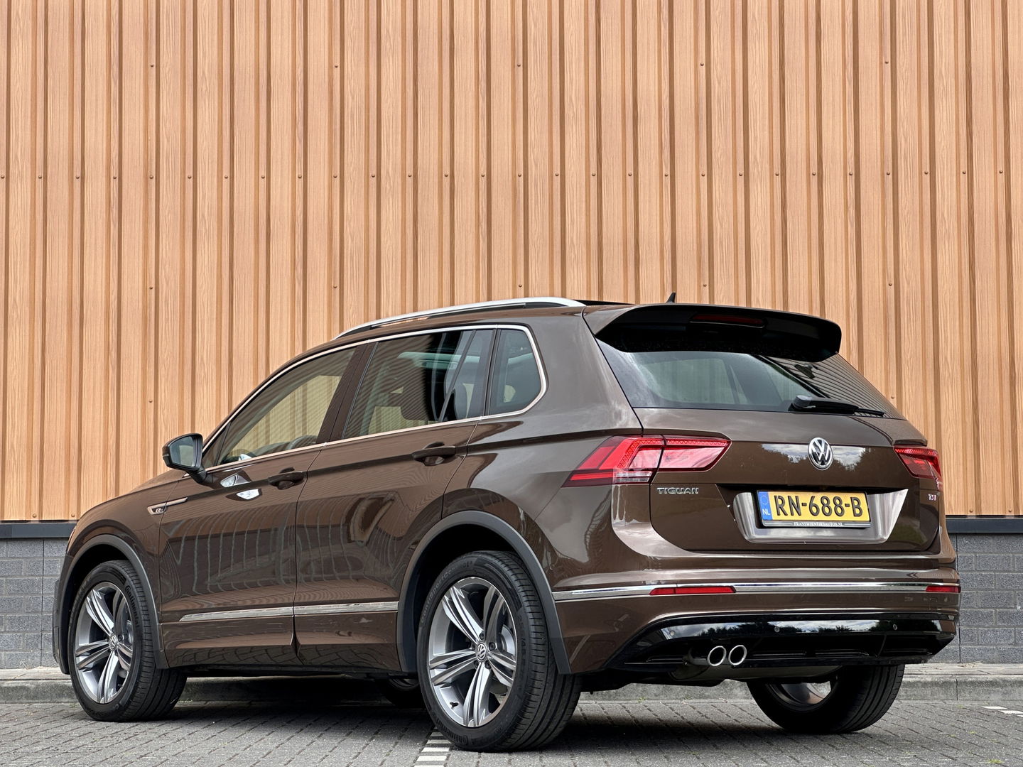 Volkswagen Tiguan 1.4 TSI ACT R-line | Panoramadak | Adaptive Cruise Control | Achteruitrijcamera | Keyless Go/Entry | Stoelverwarming | Bluetooth | DAB |