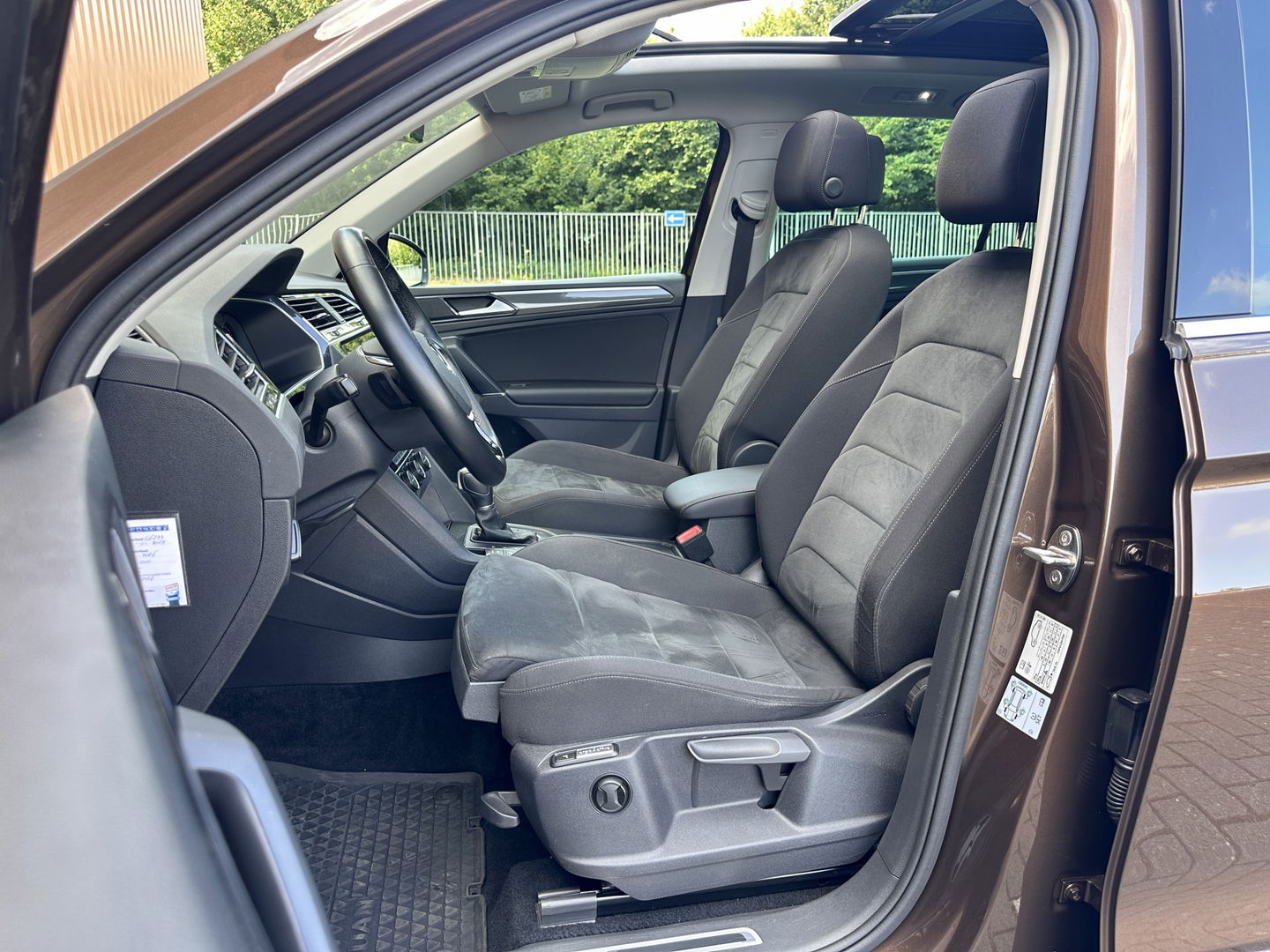 Volkswagen Tiguan 1.4 TSI ACT R-line | Panoramadak | Adaptive Cruise Control | Achteruitrijcamera | Keyless Go/Entry | Stoelverwarming | Bluetooth | DAB |