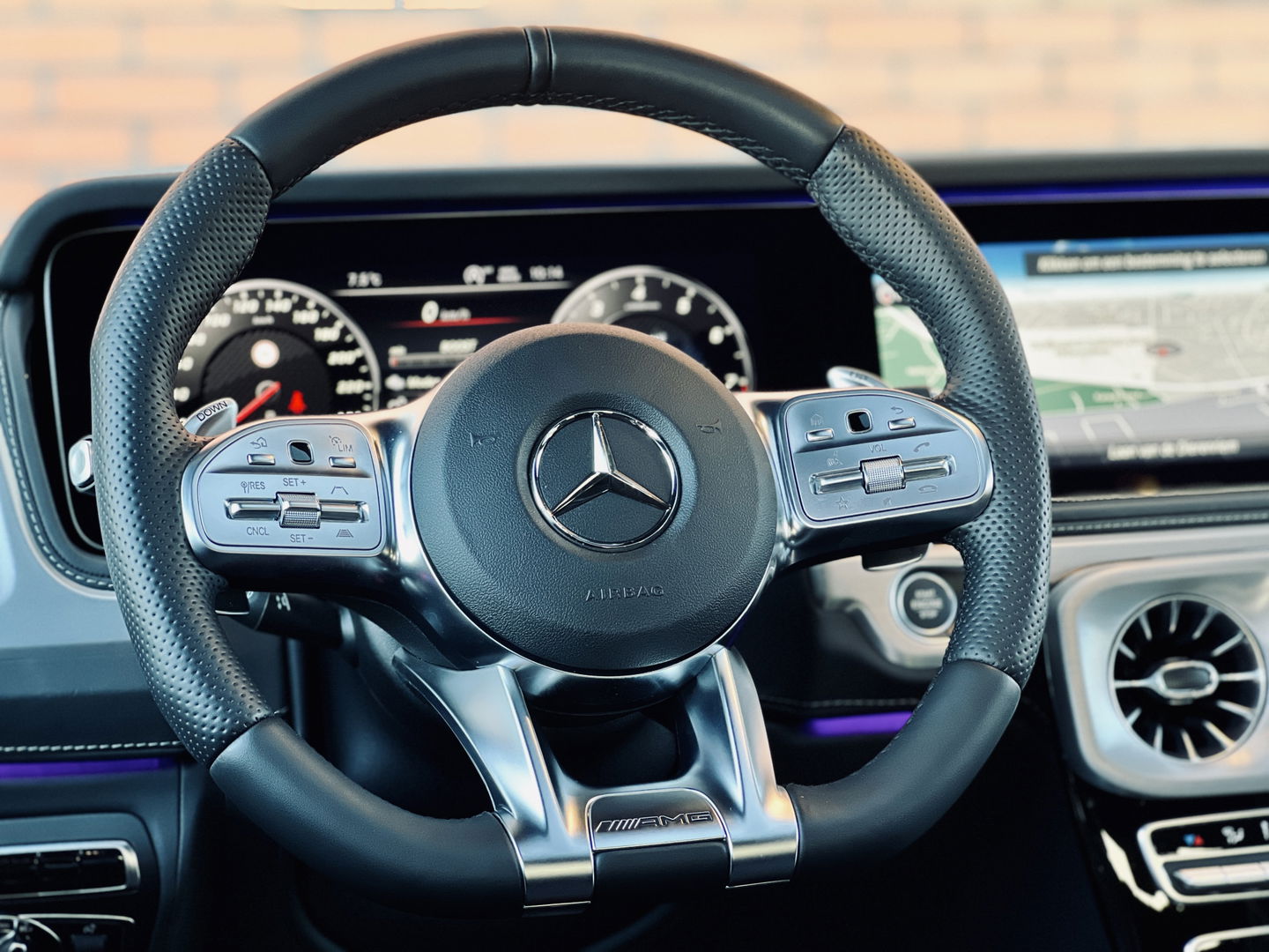 Mercedes-Benz G-Klasse 63 Premium Plus | AMG | V8 | Burmester | 22" Lichtmetaal | Lederen bekleding | Massage | Widescreen | Alcantara hemelbekleding | Schuif/kantel dak |
