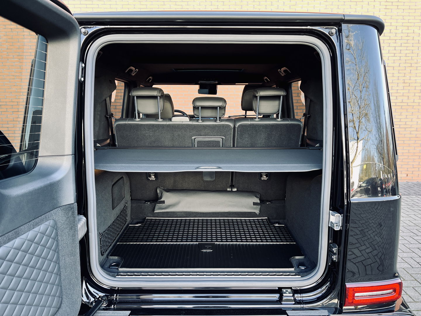 Mercedes-Benz G-Klasse 63 Premium Plus | AMG | V8 | Burmester | 22" Lichtmetaal | Lederen bekleding | Massage | Widescreen | Alcantara hemelbekleding | Schuif/kantel dak |