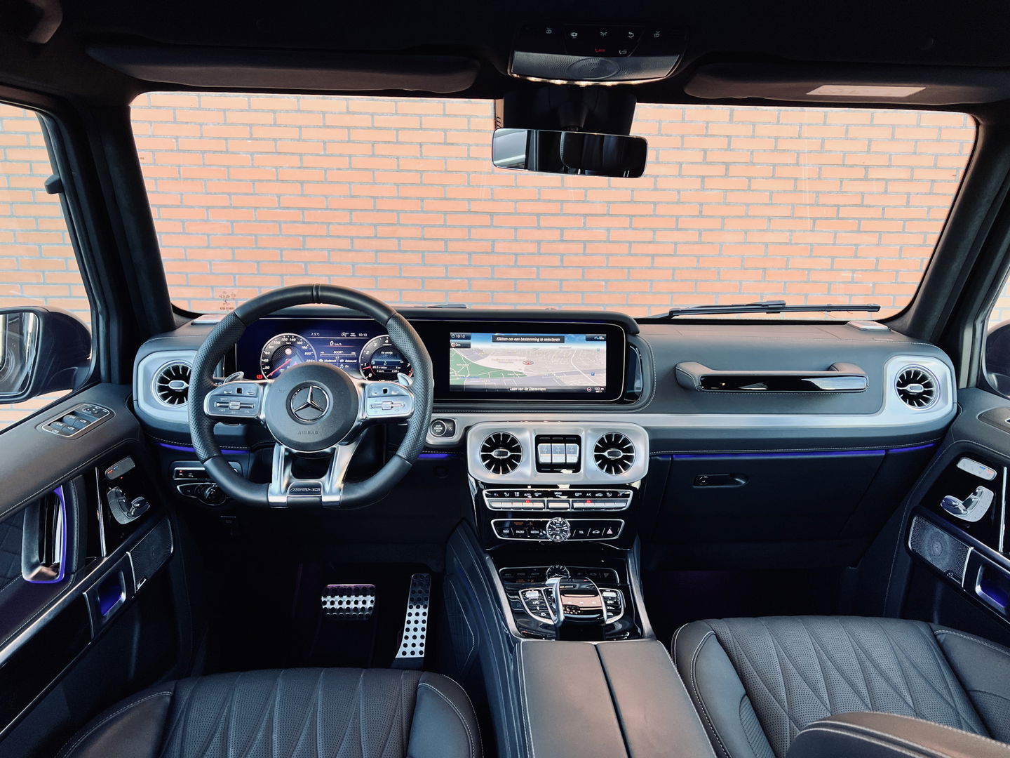 Mercedes-Benz G-Klasse 63 Premium Plus | AMG | V8 | Burmester | 22" Lichtmetaal | Lederen bekleding | Massage | Widescreen | Alcantara hemelbekleding | Schuif/kantel dak |