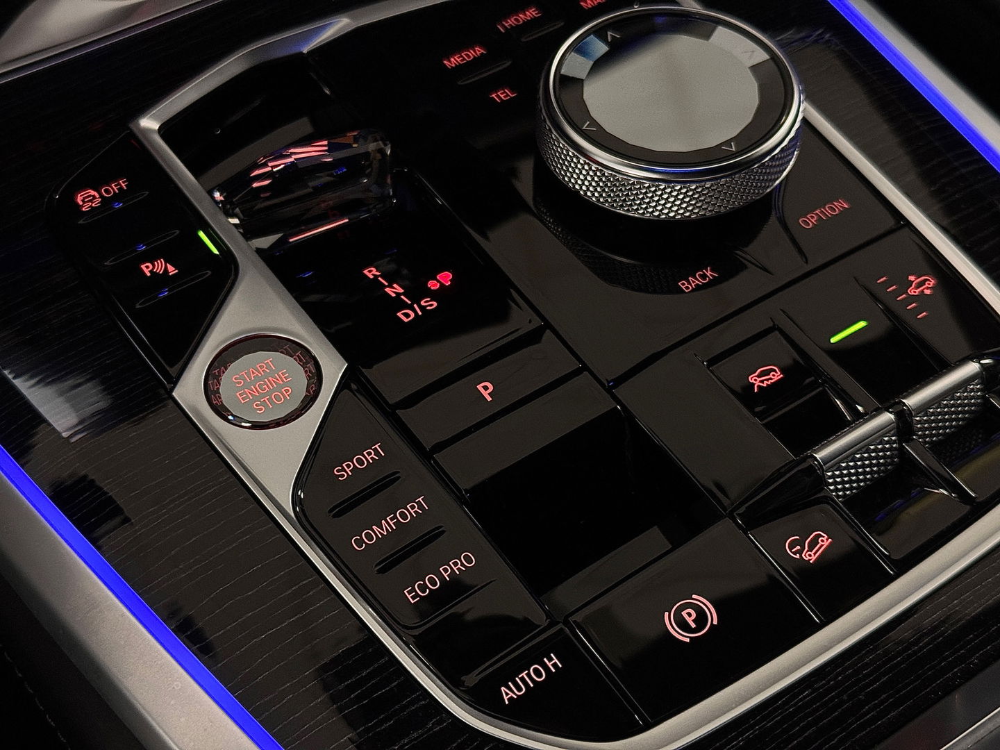 BMW X5 X-DRIVE 3.0D | M Pakket | 22'' lichtmetaal | Luchtvering | Trekhaak | 3500 Kg trekken | Panoramdak Sky Lounge | Bowers & Wilkins | BMW Individual Leder | X Offroad Pack | Alcantara Hemel |
