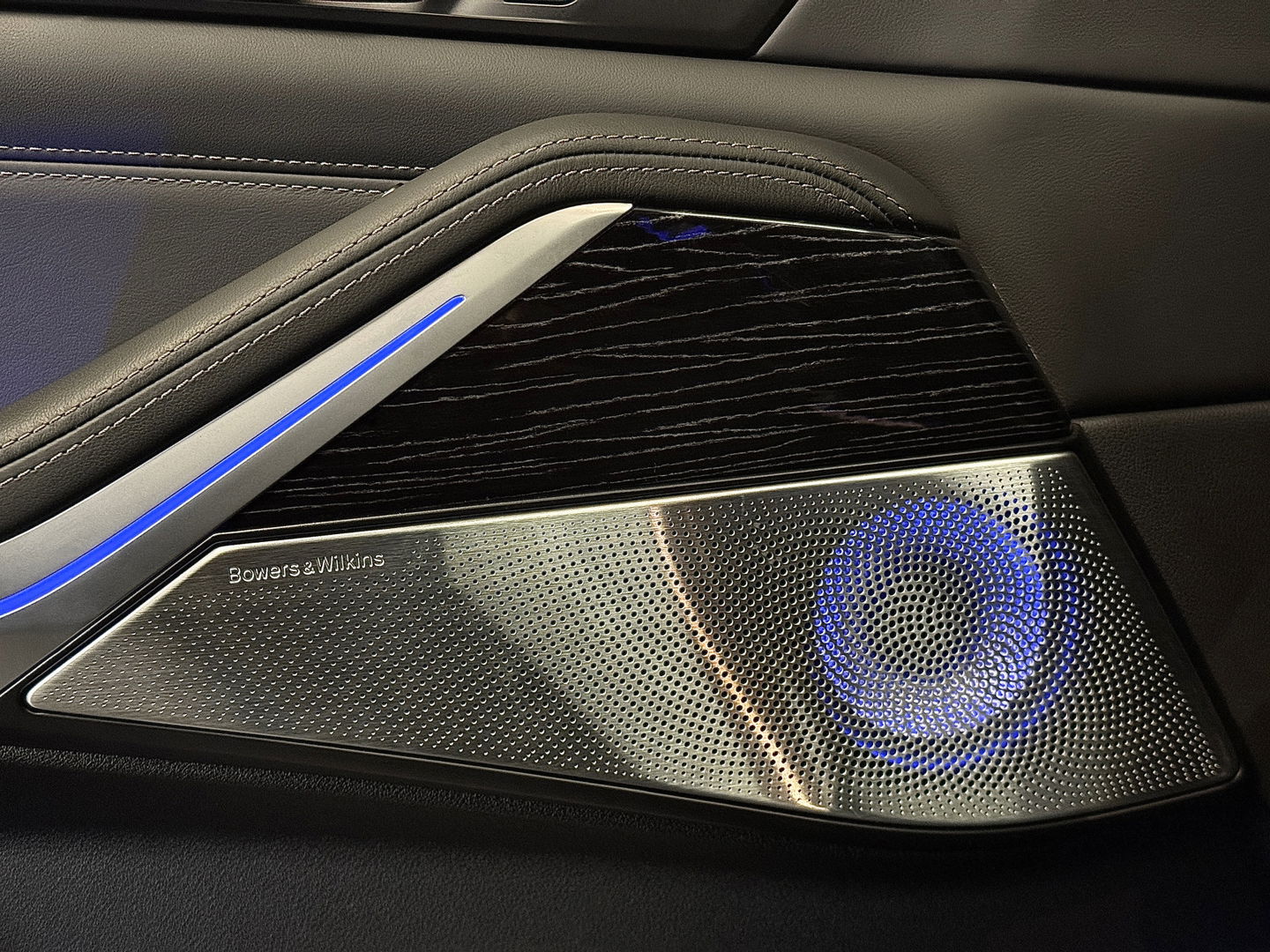BMW X5 X-DRIVE 3.0D | M Pakket | 22'' lichtmetaal | Luchtvering | Trekhaak | 3500 Kg trekken | Panoramdak Sky Lounge | Bowers & Wilkins | BMW Individual Leder | X Offroad Pack | Alcantara Hemel |