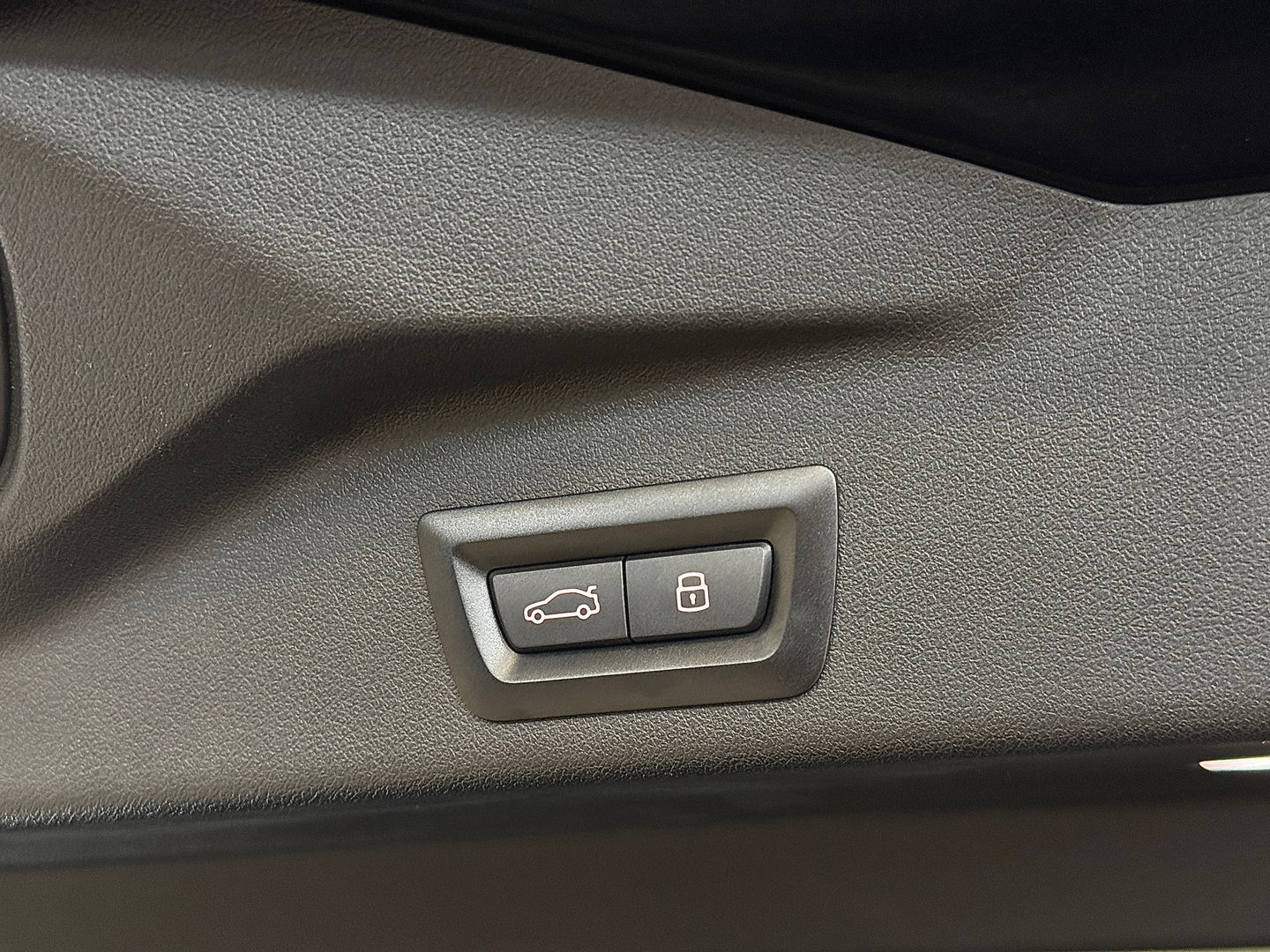 BMW X5 X-DRIVE 3.0D | M Pakket | 22'' lichtmetaal | Luchtvering | Trekhaak | 3500 Kg trekken | Panoramdak Sky Lounge | Bowers & Wilkins | BMW Individual Leder | X Offroad Pack | Alcantara Hemel |