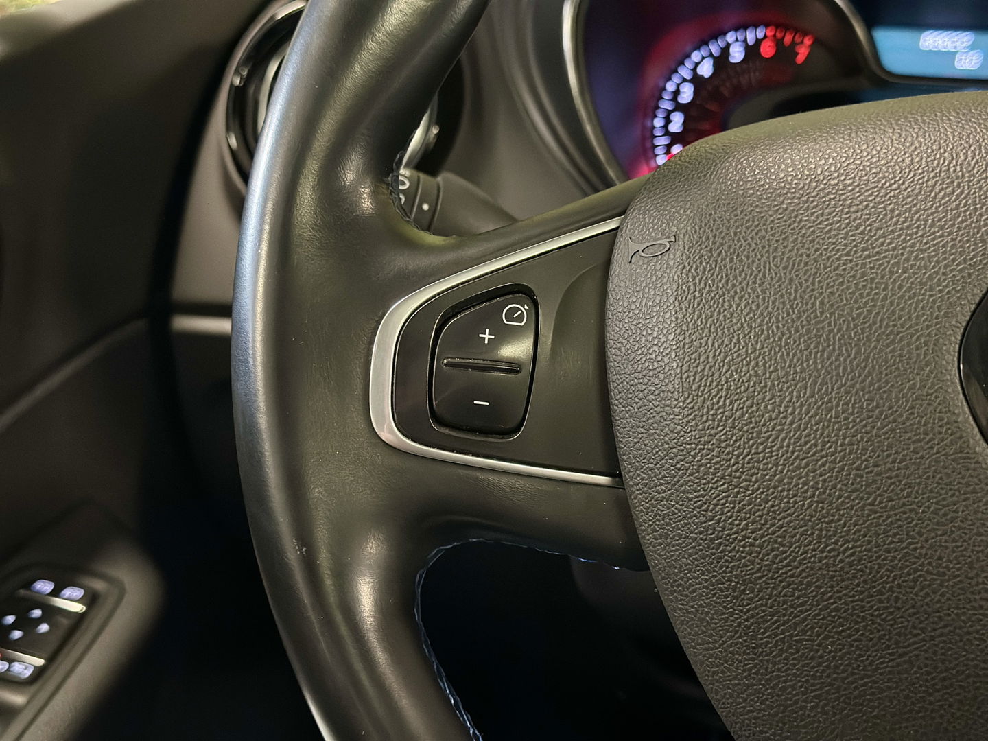 Renault Captur 1.3 TCe Intens | Panoramadak | Parkeersensoren | Cruise Control | Achteruitrijcamera | Bluetooth | Isofix | Airconditioning