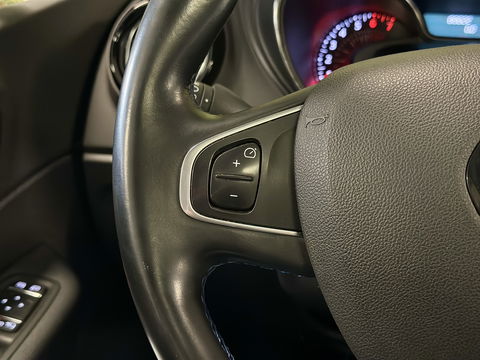Renault Captur 1.3 TCe Intens | Panoramadak | Parkeersensoren | Cruise Control | Achteruitrijcamera | Bluetooth | Isofix | Airconditioning