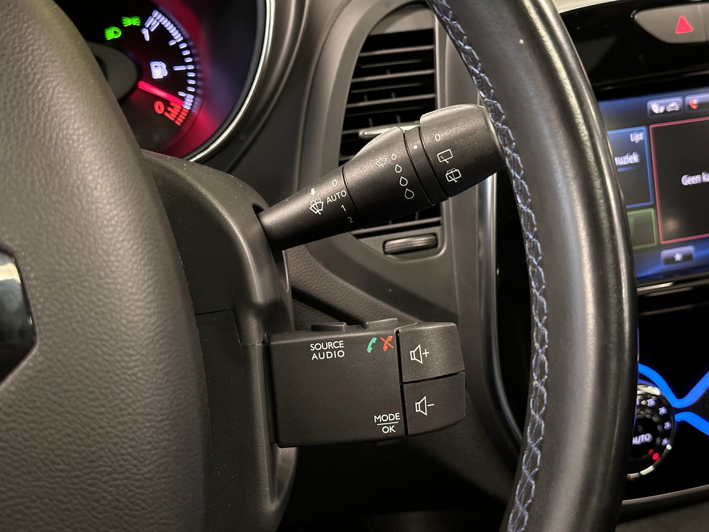 Renault Captur 1.3 TCe Intens | Panoramadak | Parkeersensoren | Cruise Control | Achteruitrijcamera | Bluetooth | Isofix | Airconditioning