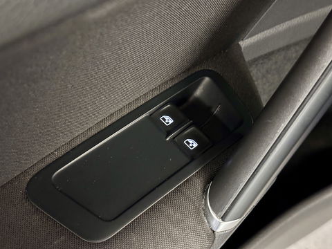 Volkswagen Golf 1.6 TDI Comfortline | Origineel Nederlands! | Cruise Control | Parkeersensoren | Bluetooth | Airconditioning | DAB | Navigatie | Centrale Deurvergrendeling