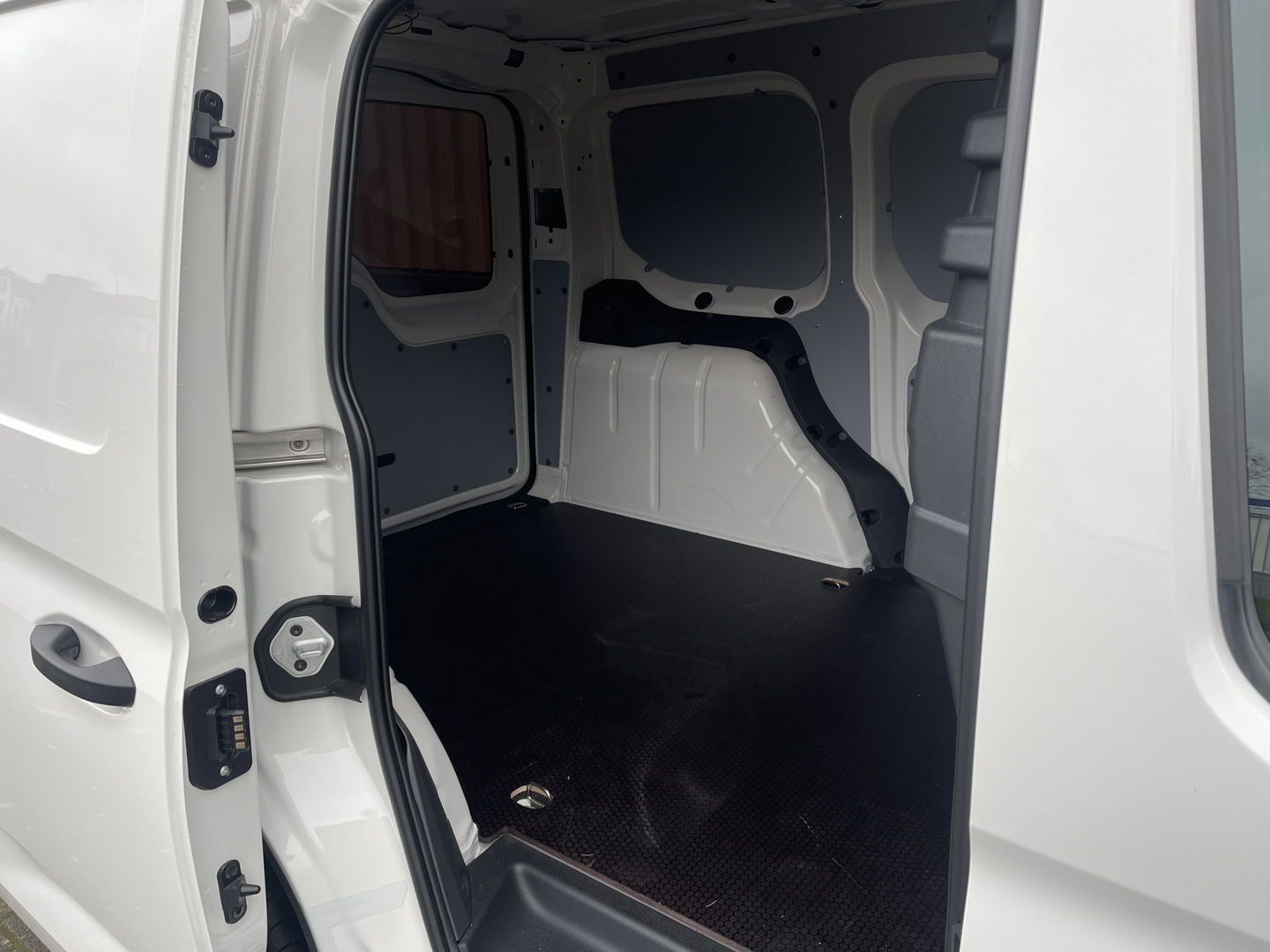 Volkswagen Caddy Cargo 2.0 TDI Comfort | Eibach Verlaagd | Apple Carplay | Cruise Control |Parkeersensoren Achter | Bluetooth | Stop&GO | Trekhaak | 19'' Lichtmetaal |
