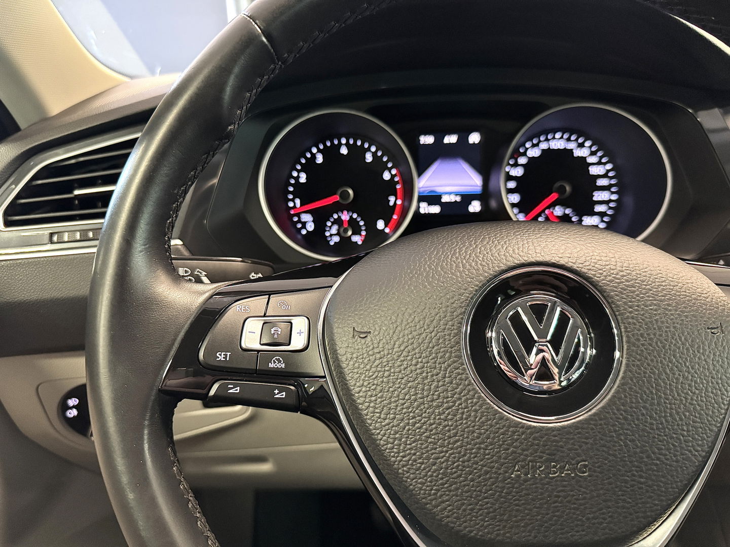 Volkswagen Tiguan 1.4 TSI ACT Comfortline Business | Adaptive Cruise Control | Parkeersensoren | Elektrische Achterklep | Lane Assist | DAB | Bluetooth | Stop&Go |