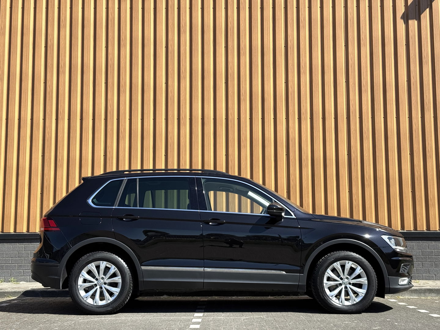 Volkswagen Tiguan 1.4 TSI ACT Comfortline Business | Adaptive Cruise Control | Parkeersensoren | Elektrische Achterklep | Lane Assist | DAB | Bluetooth | Stop&Go |