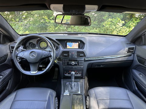 Mercedes-Benz E-Klasse Coupé 250 CGI Elegance | Parkeersensoren | Cruise Control | Stoelverwarming | 18" Lichtmetaal | Afn. Trekhaak | Elektrische Stoelen | Navigatie | Airconditioning |