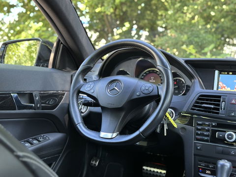 Mercedes-Benz E-Klasse Coupé 250 CGI Elegance | Parkeersensoren | Cruise Control | Stoelverwarming | 18" Lichtmetaal | Afn. Trekhaak | Elektrische Stoelen | Navigatie | Airconditioning |