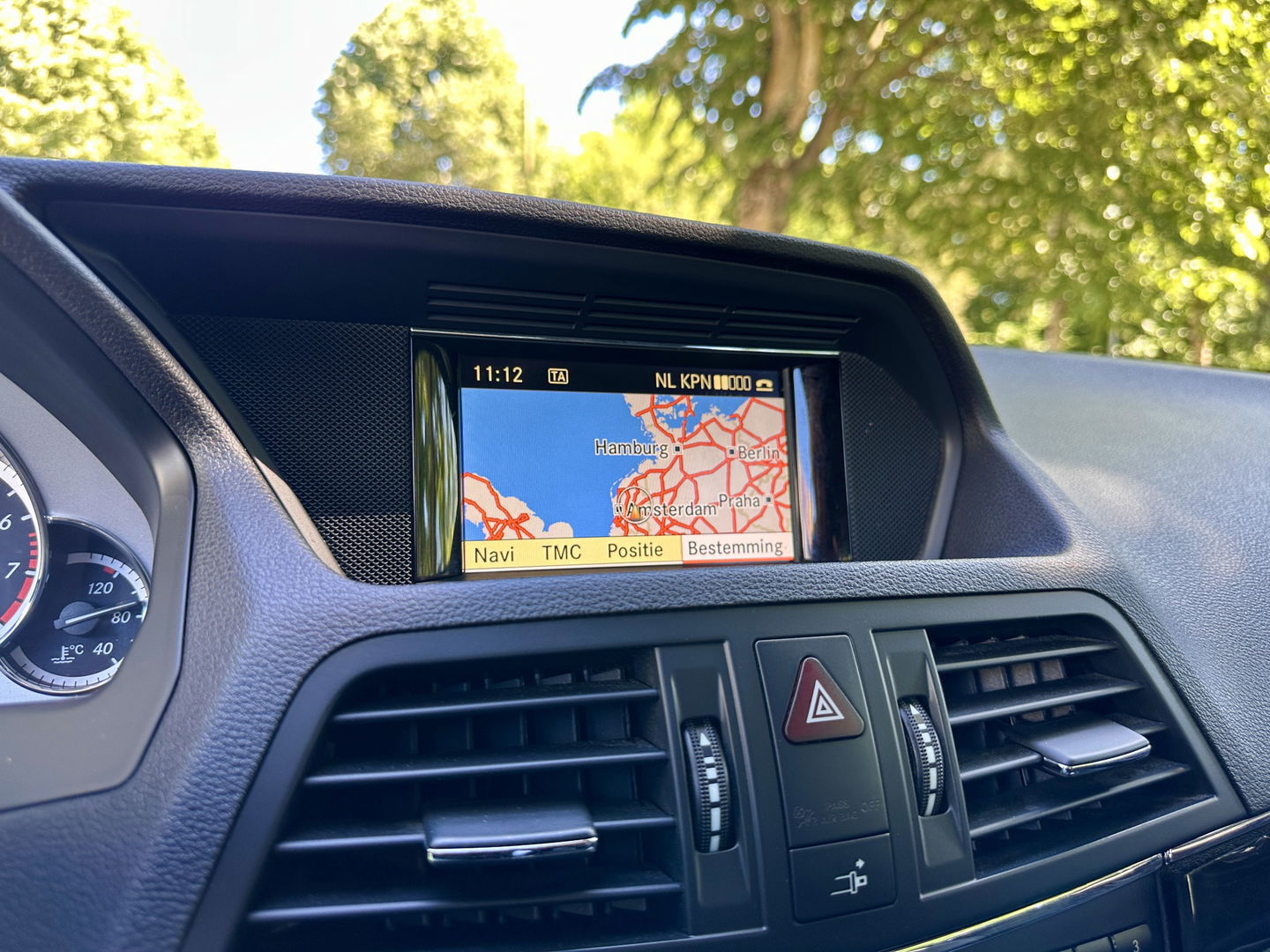 Mercedes-Benz E-Klasse Coupé 250 CGI Elegance | Parkeersensoren | Cruise Control | Stoelverwarming | 18" Lichtmetaal | Afn. Trekhaak | Elektrische Stoelen | Navigatie | Airconditioning |