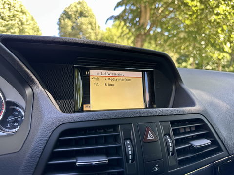 Mercedes-Benz E-Klasse Coupé 250 CGI Elegance | Parkeersensoren | Cruise Control | Stoelverwarming | 18" Lichtmetaal | Afn. Trekhaak | Elektrische Stoelen | Navigatie | Airconditioning |