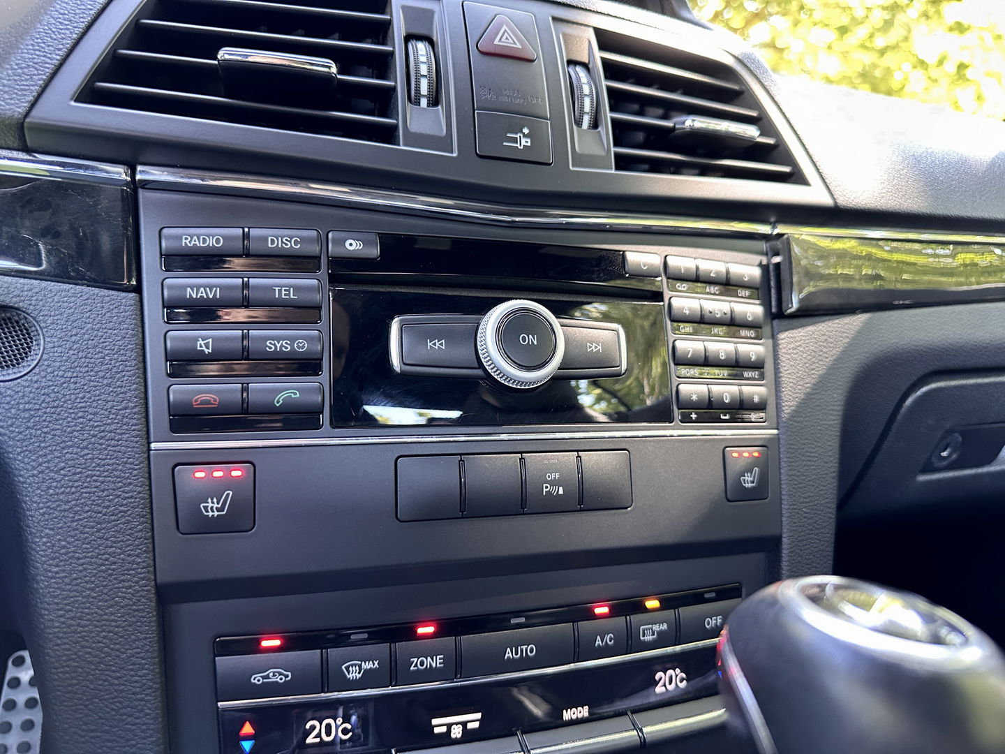 Mercedes-Benz E-Klasse Coupé 250 CGI Elegance | Parkeersensoren | Cruise Control | Stoelverwarming | 18" Lichtmetaal | Afn. Trekhaak | Elektrische Stoelen | Navigatie | Airconditioning |