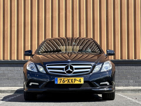 Mercedes-Benz E-Klasse Coupé 250 CGI Elegance | Parkeersensoren | Cruise Control | Stoelverwarming | 18" Lichtmetaal | Afn. Trekhaak | Elektrische Stoelen | Navigatie | Airconditioning |