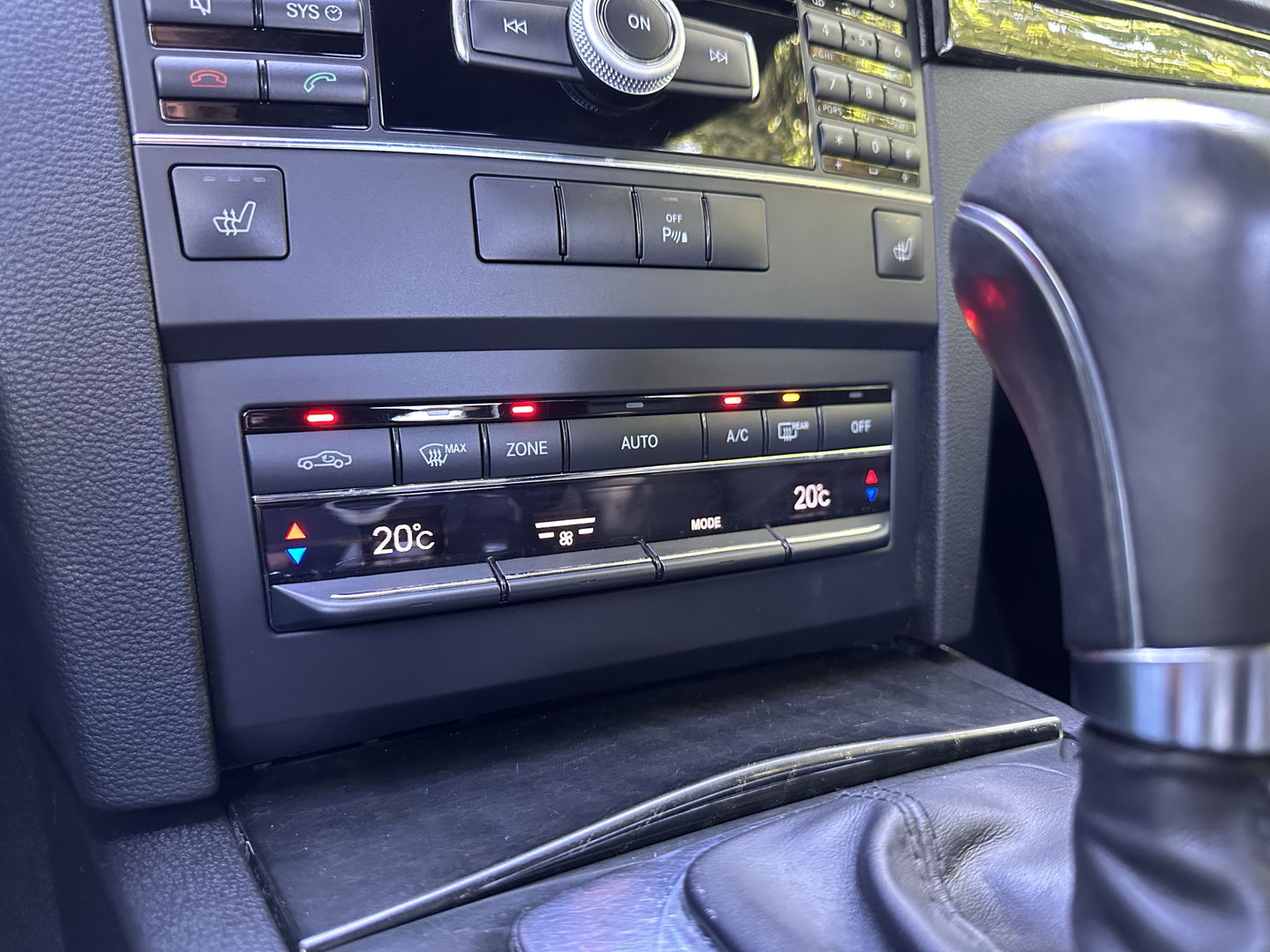 Mercedes-Benz E-Klasse Coupé 250 CGI Elegance | Parkeersensoren | Cruise Control | Stoelverwarming | 18" Lichtmetaal | Afn. Trekhaak | Elektrische Stoelen | Navigatie | Airconditioning |