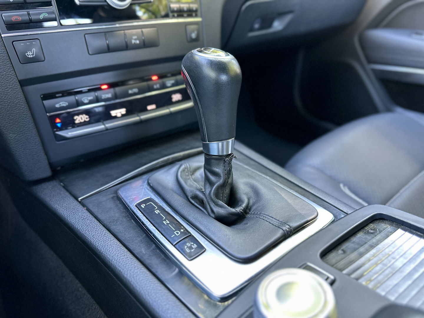 Mercedes-Benz E-Klasse Coupé 250 CGI Elegance | Parkeersensoren | Cruise Control | Stoelverwarming | 18" Lichtmetaal | Afn. Trekhaak | Elektrische Stoelen | Navigatie | Airconditioning |