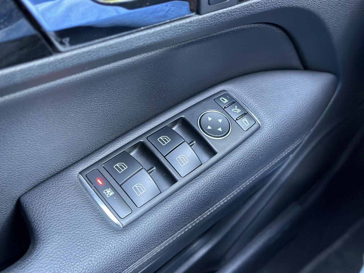 Mercedes-Benz E-Klasse Coupé 250 CGI Elegance | Parkeersensoren | Cruise Control | Stoelverwarming | 18" Lichtmetaal | Afn. Trekhaak | Elektrische Stoelen | Navigatie | Airconditioning |