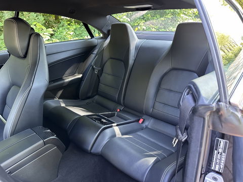 Mercedes-Benz E-Klasse Coupé 250 CGI Elegance | Parkeersensoren | Cruise Control | Stoelverwarming | 18" Lichtmetaal | Afn. Trekhaak | Elektrische Stoelen | Navigatie | Airconditioning |
