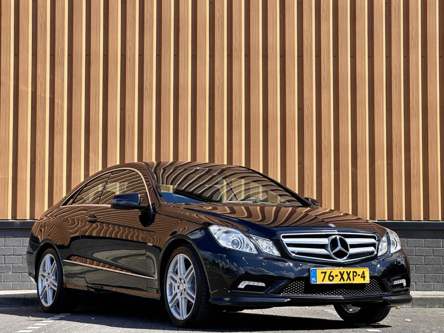 Mercedes-Benz E-Klasse Coupé 250 CGI Elegance | Parkeersensoren | Cruise Control | Stoelverwarming | 18" Lichtmetaal | Afn. Trekhaak | Elektrische Stoelen | Navigatie | Airconditioning |
