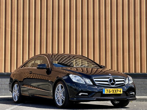 Mercedes-Benz E-Klasse Coupé 250 CGI Elegance | Parkeersensoren | Cruise Control | Stoelverwarming | 18" Lichtmetaal | Afn. Trekhaak | Elektrische Stoelen | Navigatie | Airconditioning |