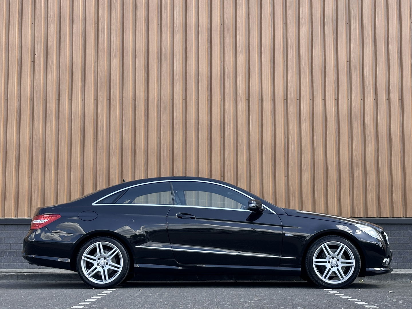 Mercedes-Benz E-Klasse Coupé 250 CGI Elegance | Parkeersensoren | Cruise Control | Stoelverwarming | 18" Lichtmetaal | Afn. Trekhaak | Elektrische Stoelen | Navigatie | Airconditioning |