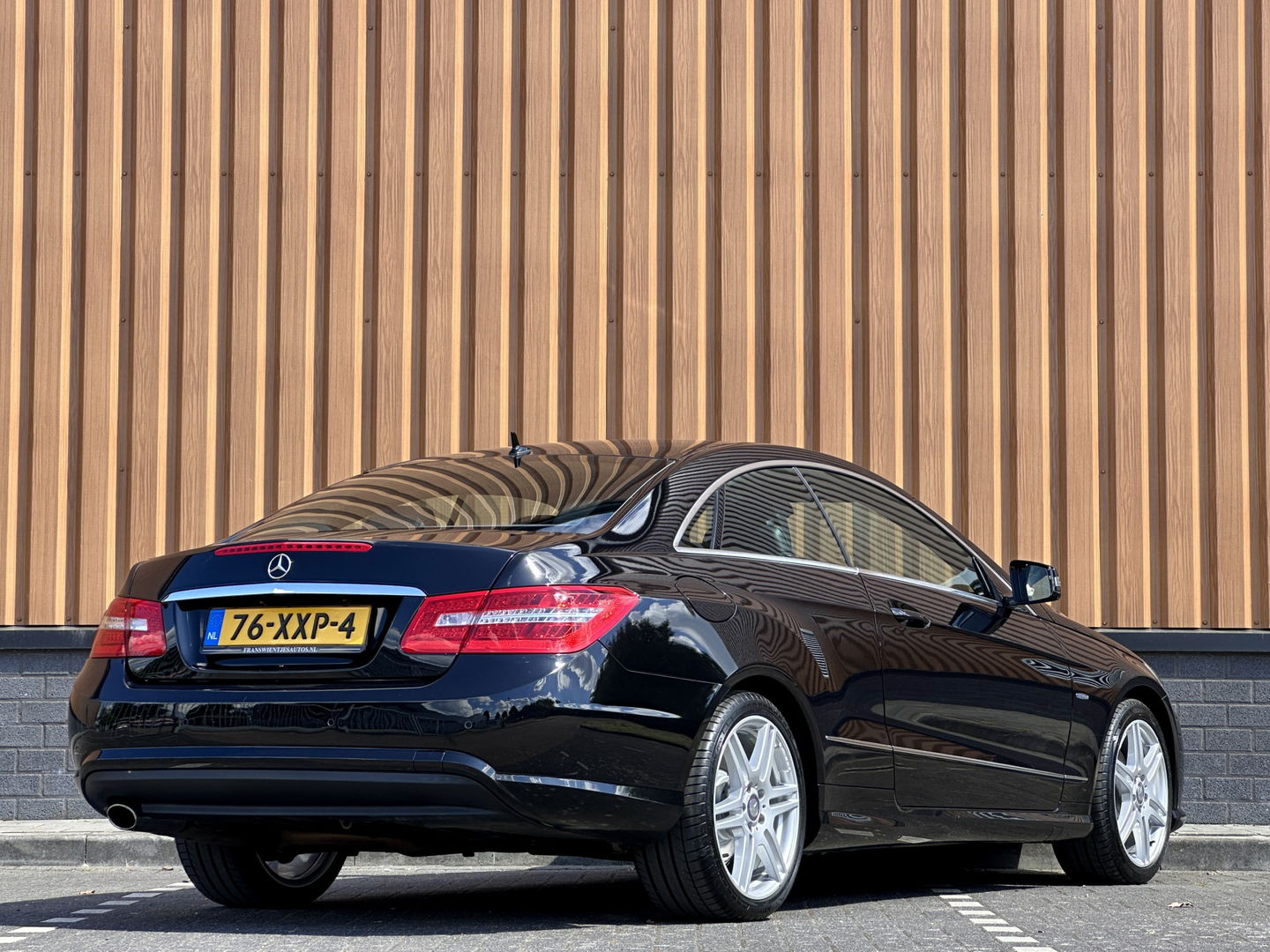 Mercedes-Benz E-Klasse Coupé 250 CGI Elegance | Parkeersensoren | Cruise Control | Stoelverwarming | 18" Lichtmetaal | Afn. Trekhaak | Elektrische Stoelen | Navigatie | Airconditioning |