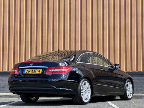 Mercedes-Benz E-Klasse Coupé 250 CGI Elegance | Parkeersensoren | Cruise Control | Stoelverwarming | 18" Lichtmetaal | Afn. Trekhaak | Elektrische Stoelen | Navigatie | Airconditioning |