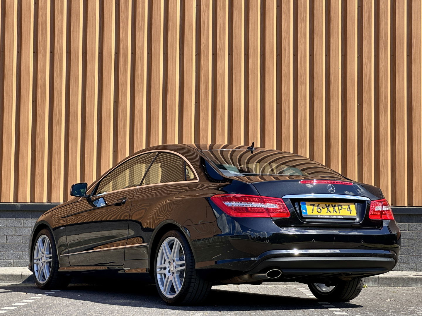 Mercedes-Benz E-Klasse Coupé 250 CGI Elegance | Parkeersensoren | Cruise Control | Stoelverwarming | 18" Lichtmetaal | Afn. Trekhaak | Elektrische Stoelen | Navigatie | Airconditioning |